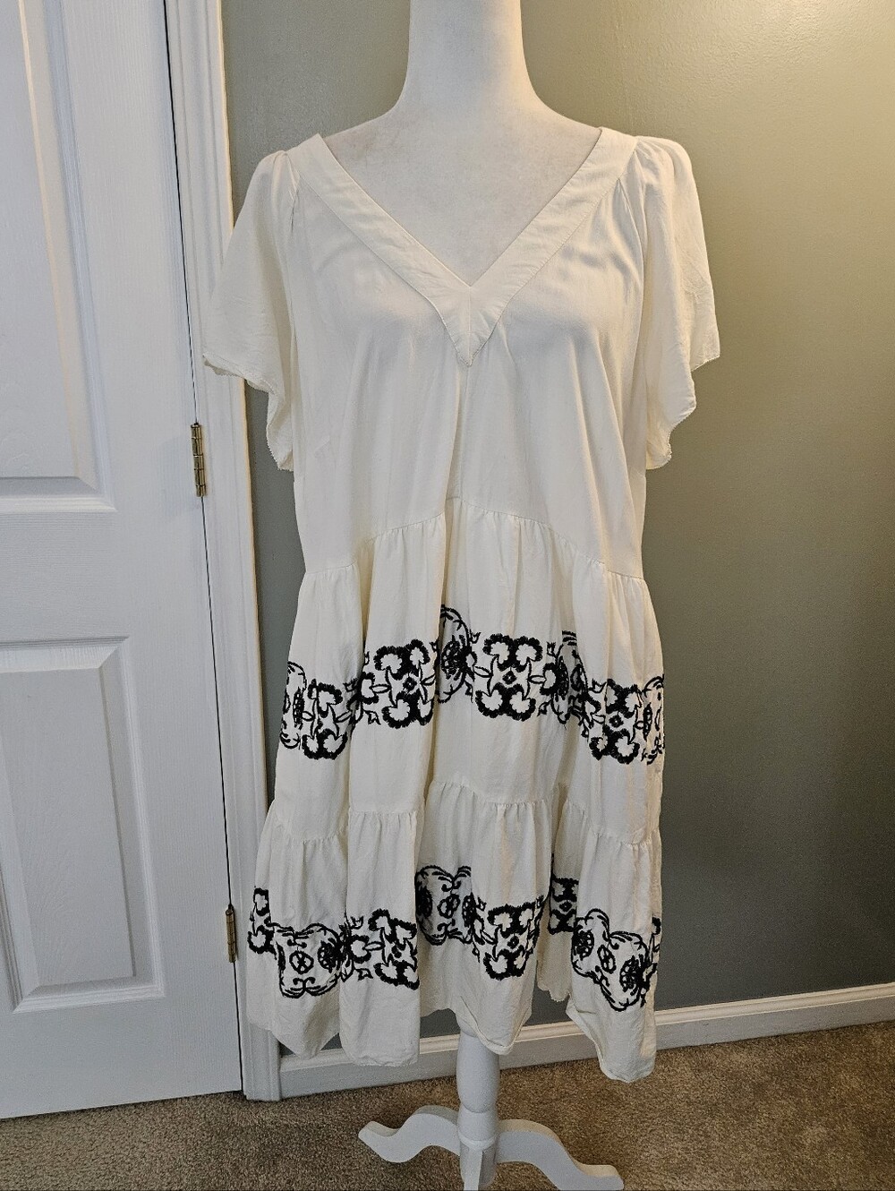 Old Navy Cream Midi Dress with Black Embroidered Floral Design Size XL Pockets